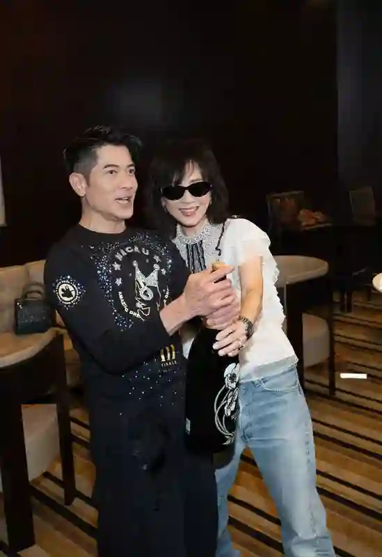 刘嘉玲郭富城后台举杯庆功，香槟对碰笑容满满