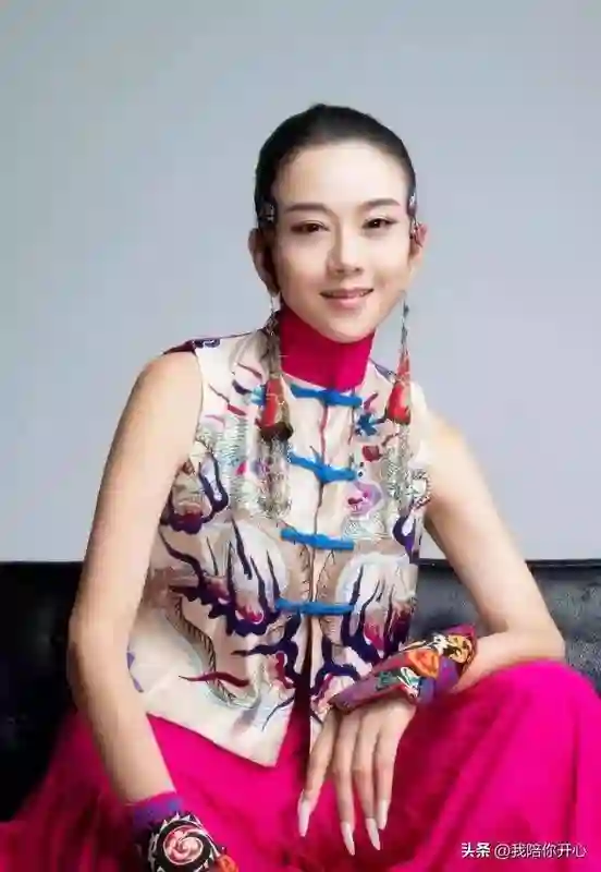 66岁杨丽萍回云南，身材依然完美，网友赞：毫无明星架子！