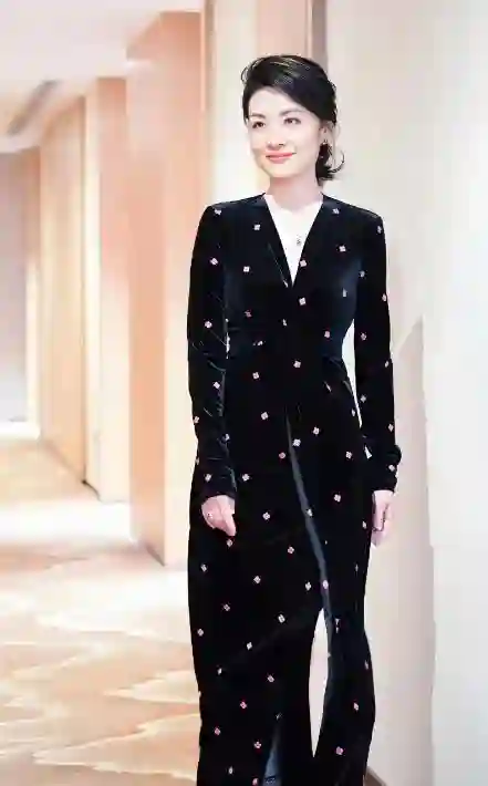 周涛真的好漂亮啊！在央视主持人里面能不能排进前三？