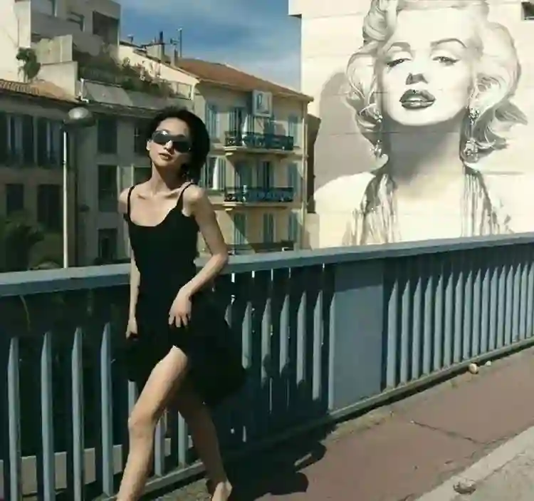 周迅又矮又瘦到底算不算美女？看她年轻照片，才知美人在骨不在皮