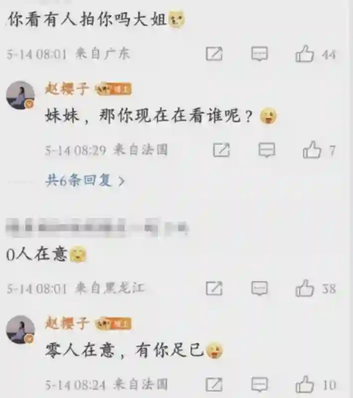 62岁阿汤哥和34岁赵樱子握手，阿汤哥一脸褶子，赵樱子姿态卑微