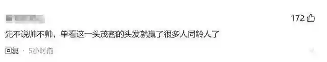 51岁刘恺威现身江苏，少年感十足，有网友质疑其戴假发纹眉毛