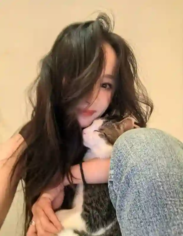 杨幂分享立夏美照，与猫咪贴贴超有爱