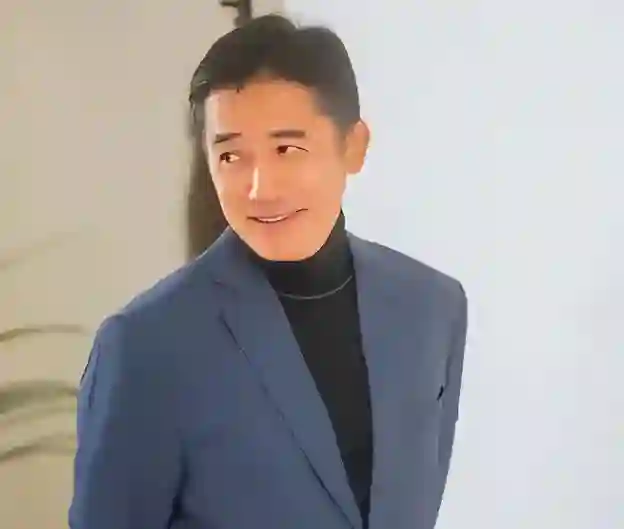 事实证明，与刘嘉玲中日分居的丁克一族梁朝伟，已走上另一条大道