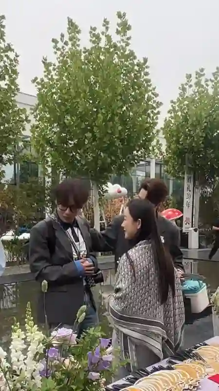 张檬产后35天参加婚礼，哺乳期没化妆，儿子交给俩护士照顾很省心