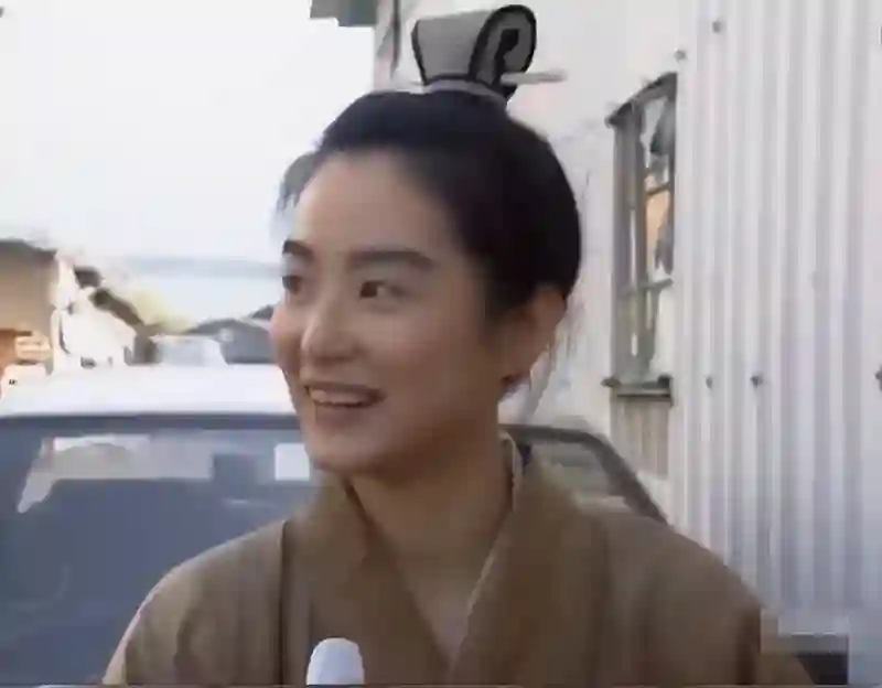 林青霞的美不衰退，香港名店晚礼服试穿，粉丝偶遇惊艳瞳孔