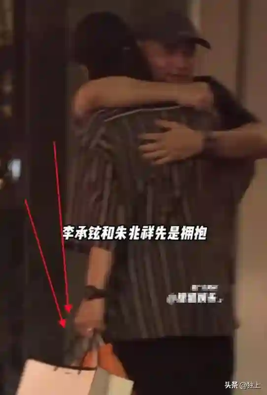 胡静戚薇两家人聚餐，看了互送的伴手礼，网友：原来有钱人也一样