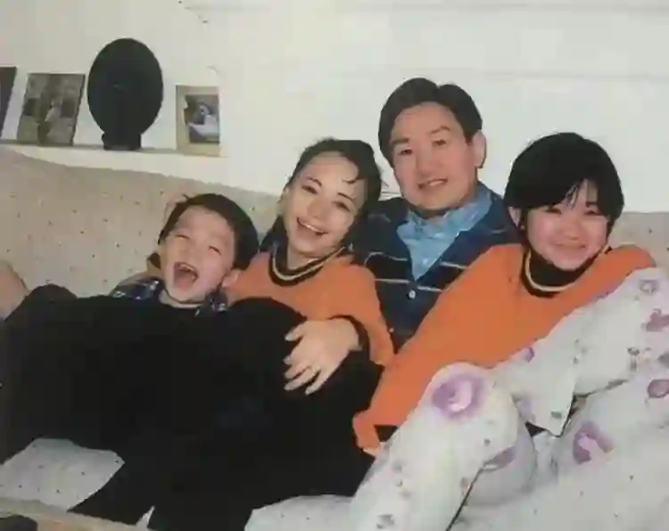 宋丹丹儿媳妇现状：整天烟不离手，和巴图相处像母子，俩孩超像他