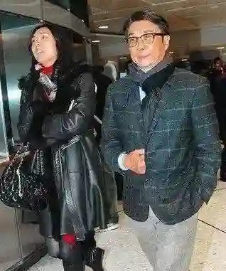 60岁港星刘松仁与23岁泰国空姐的真爱传奇：不惧变性传闻，30年恩爱如初