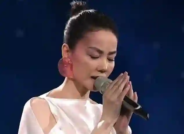 单依纯回应“像王菲”争议，传承创新并存，审美碰撞凸显代际差异