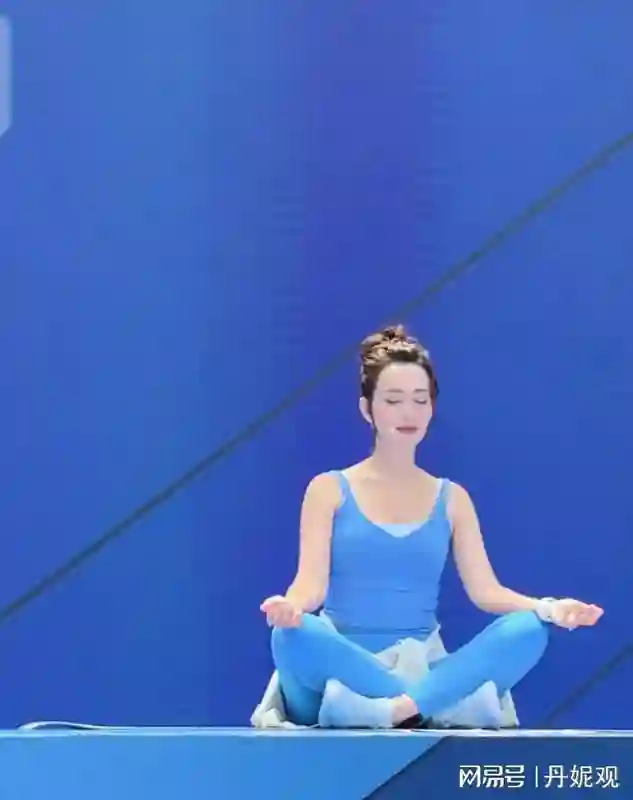 39岁卢靖姗二胎后首亮相！穿瑜伽服白到发光，四肢纤细仅肚子微凸