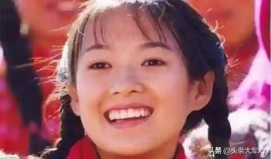 章子怡“国际章”成名路，肚兜亮相戛纳红毯，喂成龙提子被调侃