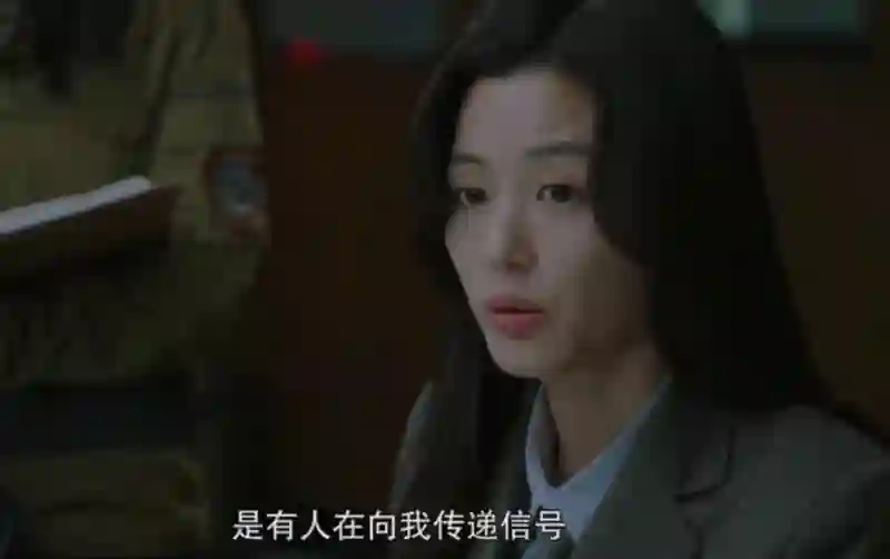 全智贤眼里有光了！网友猜测她要离婚，近照似少女打扮粉嫩秀身材