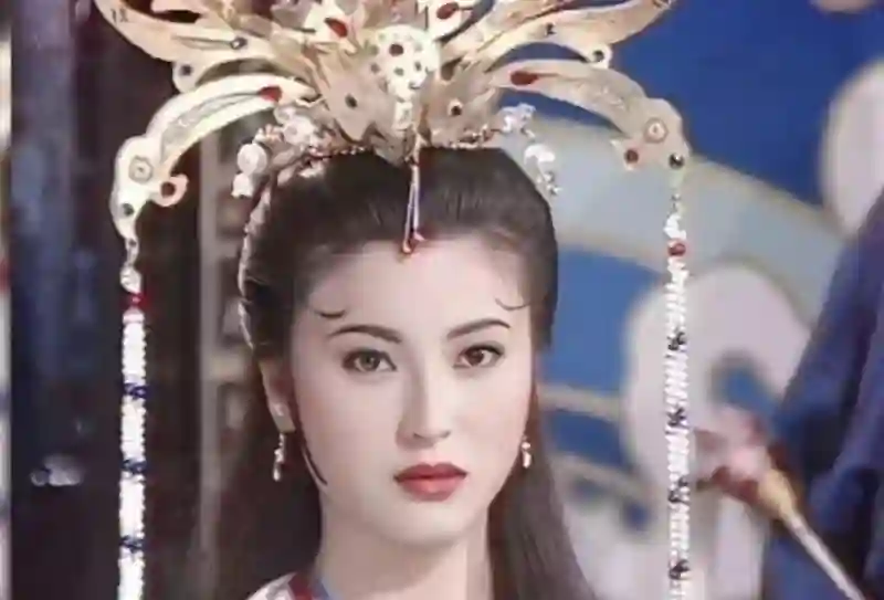 从“亚视李嘉欣”到精神崩溃，53岁蔡晓仪复出拍网剧