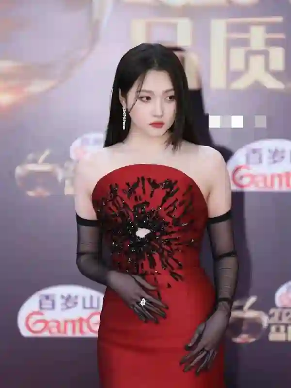 关晓彤现身山东农贸市场，发传单无人理，颜值是真的开始下滑