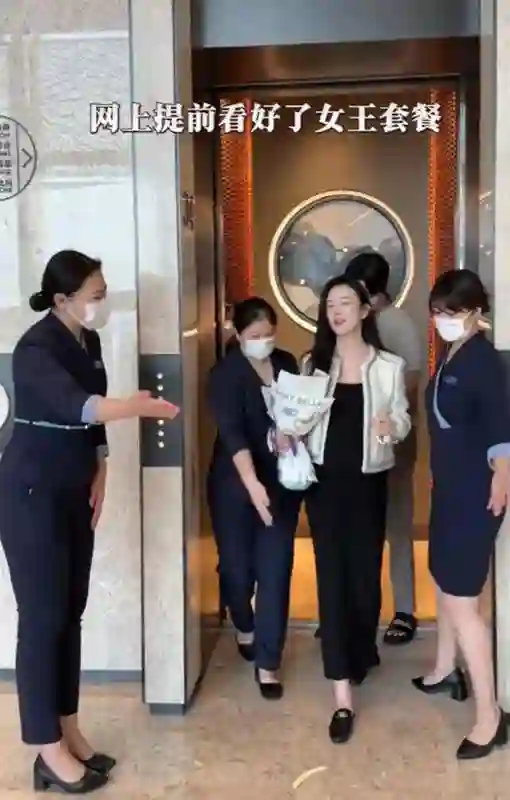 36岁张檬晒近照！气色恢复得真不错，住月子中心56天花费116万