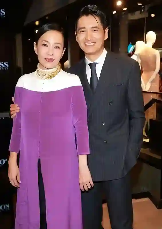 70岁周润发近照曝光！新加坡与发嫂同框，身形消瘦引粉丝担忧