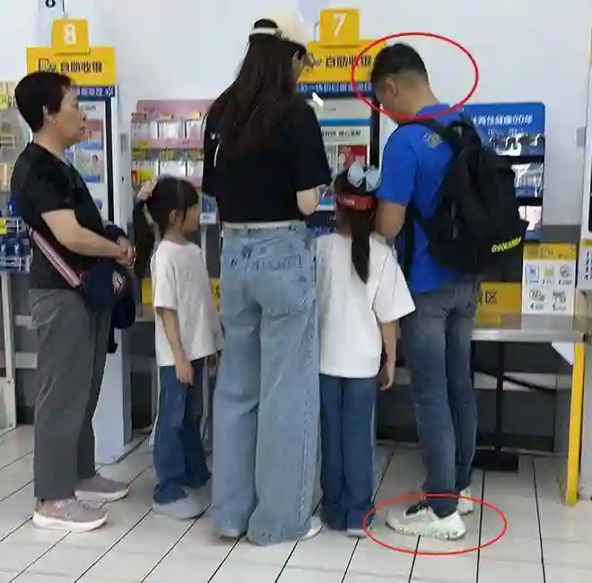 熊黛林一家逛沃尔玛，老公比她矮一头，两个女儿遗传妈妈长腿基因