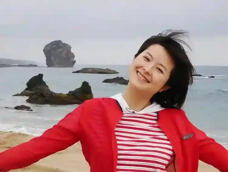 她曾是央视一枝花，低调嫁大18岁李铁为妻，如今52岁已满头白发