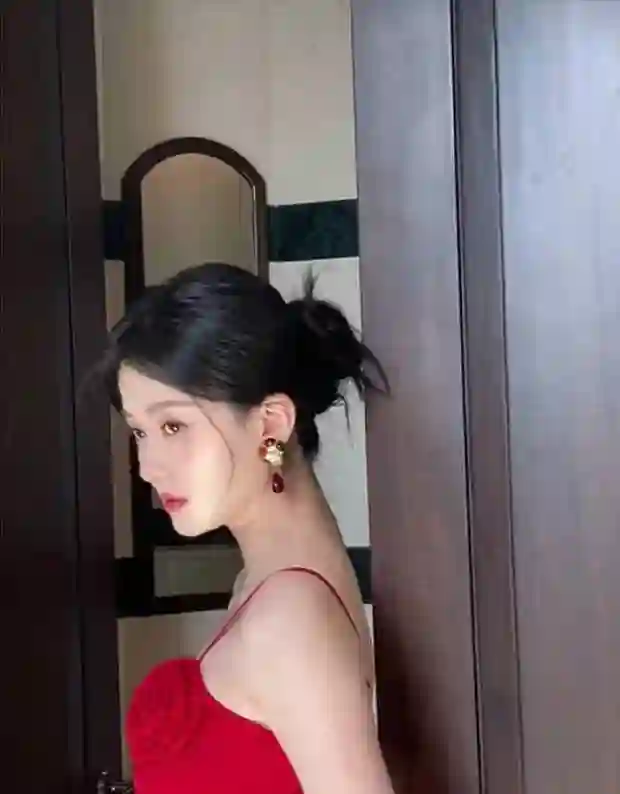 乔欣深V红裙亮相身姿婀娜 宛如娇艳玫瑰绽放