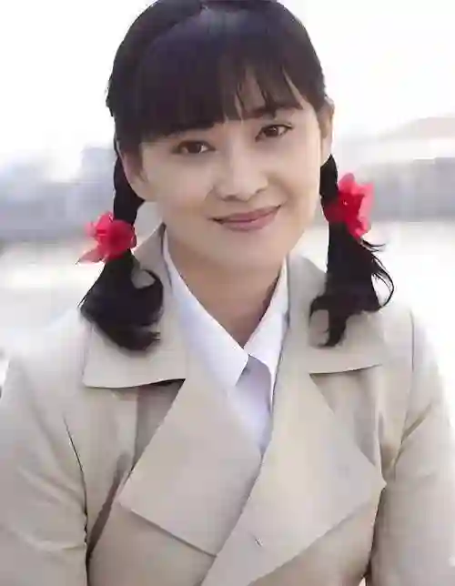 50岁梅婷南京被偶遇，路人视角难以言喻，腰粗脸大肉眼泡加大背头