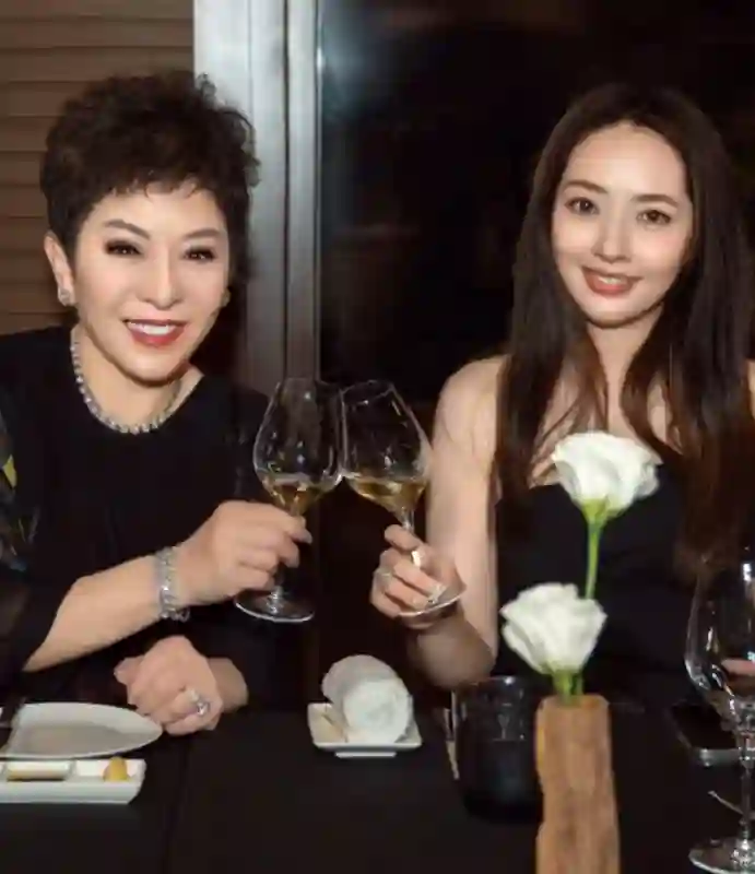 表面是乖乖女，背地是狠角色？