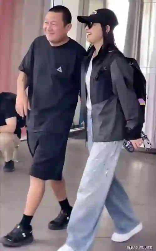 梅婷回京老公曾剑现身接机，黑衣装扮“老人味”明显，牵手像父女