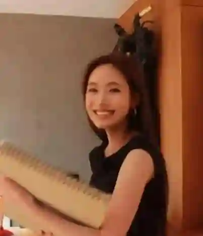 小S二女儿疑似整容，外貌模样大变，小S为女儿举办画展却关闭评论