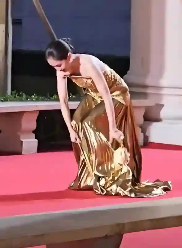 红毯惊喜不断！王子文摔倒、赵露思回归，袁姗姗变脸认不出