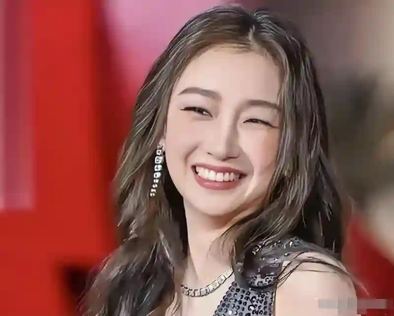 医美做得也太夸张了！以前极具辨识度的周冬雨，如今变成这样了