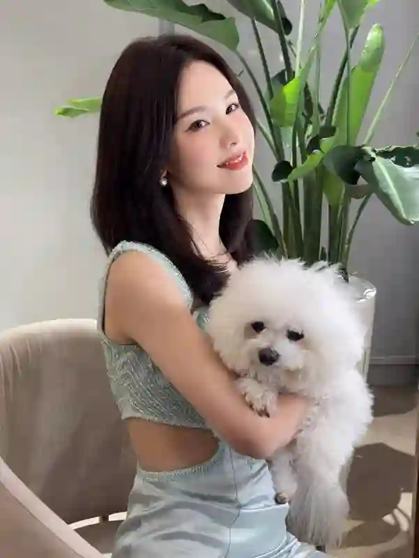 陈都灵身着薄荷绿抹胸裙，尽显清透仙气