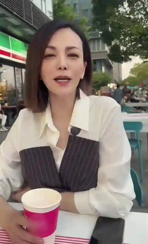54岁王琳在上海与好友聚会，坐街边吃烧烤，老戏骨李传缨全程陪同