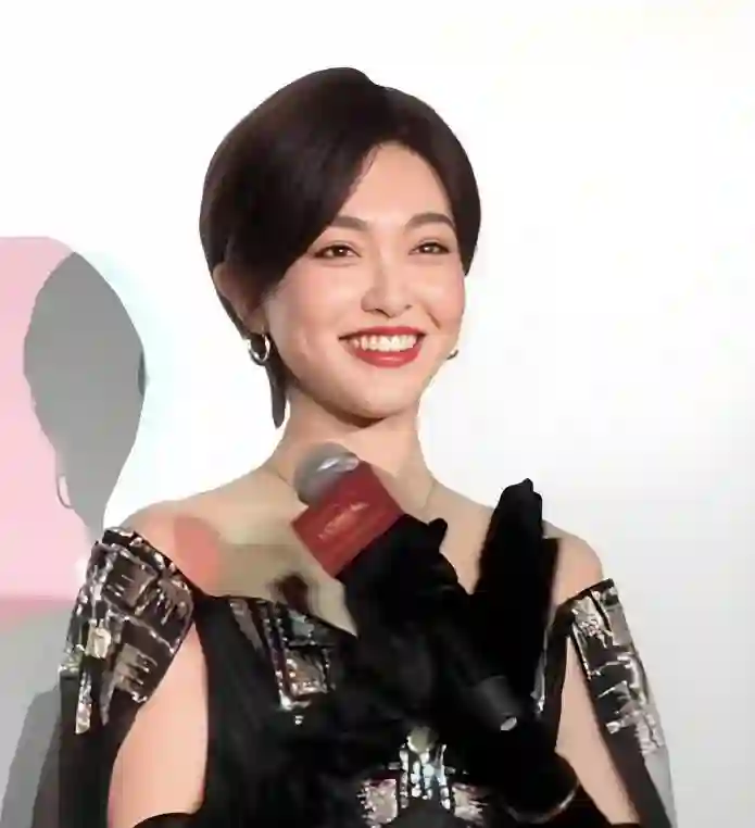 41岁唐嫣剪短发后像换了个人，穿露肩裙亮相又美又飒，差点认不出
