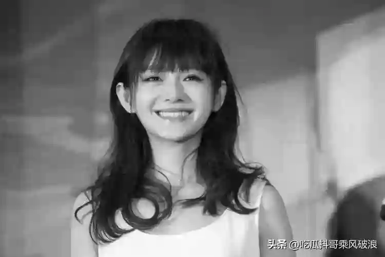 小S复出海报曝光，手指撑嘴角强颜欢笑，看起来仍想延续老风格！