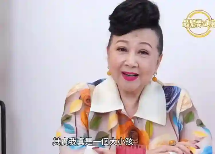 TVB身价两亿75岁富婆宣布与小17岁男友复合，豪言不会再生孩子! 直呼是“我的福气”