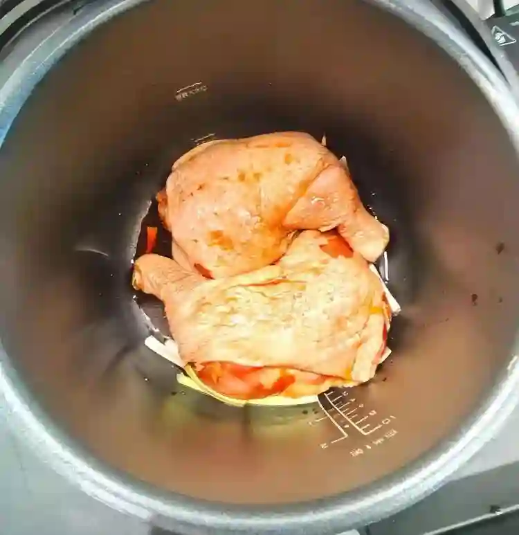 玥儿吃到小杨阿姨做的鸡腿，一顿家常便饭，孩子们也可以吃出幸福