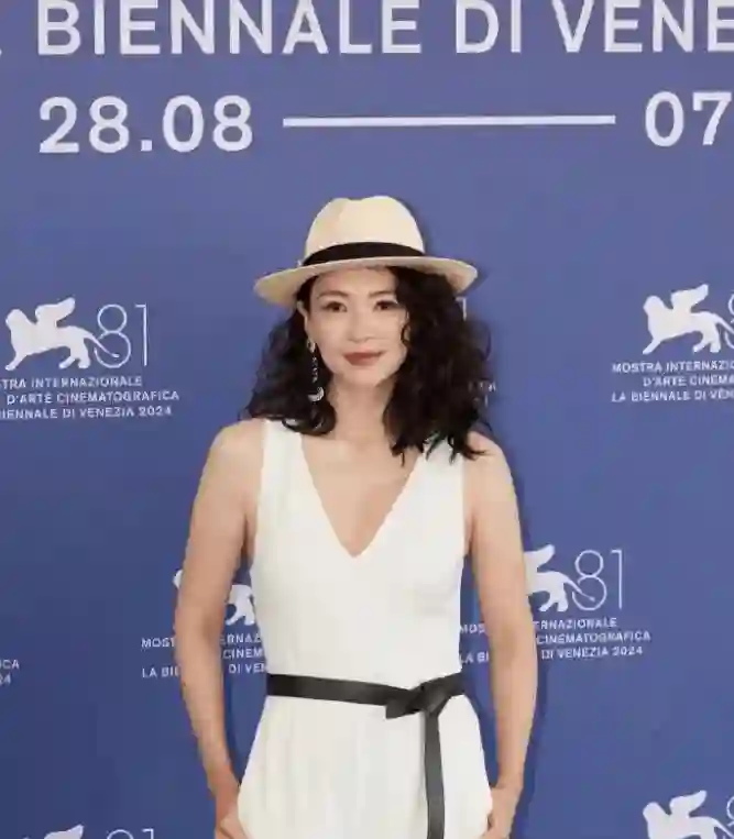 46岁章子怡国外真任性！穿白色连体裤烫羊毛卷减龄又洋气，嫩回26岁！