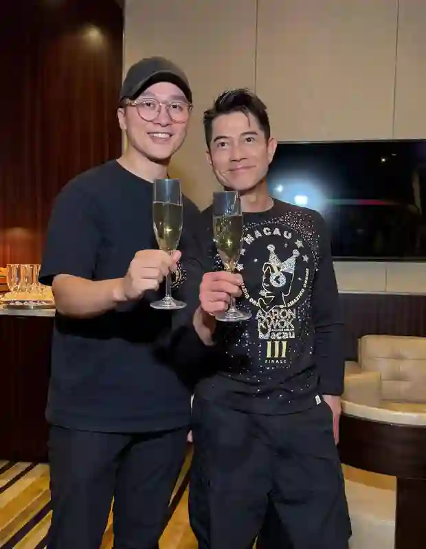 刘嘉玲郭富城后台举杯庆功，香槟对碰笑容满满