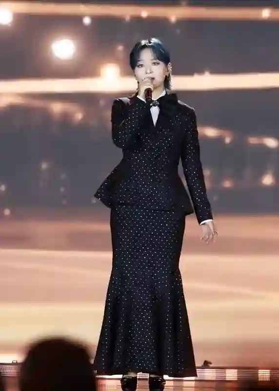 中国电影导演之夜：宋佳满分贵气，刘雨昕造型怪，周笔畅你穿的啥