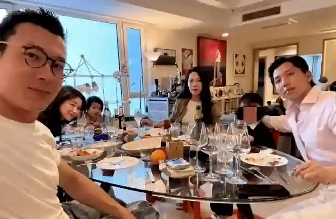 40岁朱珠北京家中宴客，老公掌厨堪比五星级大餐，3岁女儿正脸罕见曝光