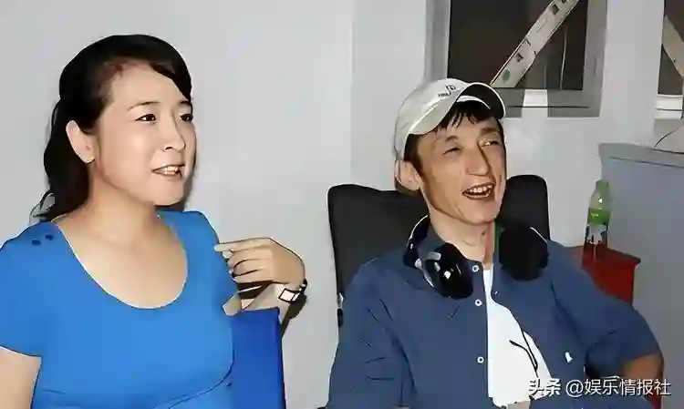 她是国家一级女演员，多次给坐轮椅丈夫戴绿帽，如今儿子也是演员