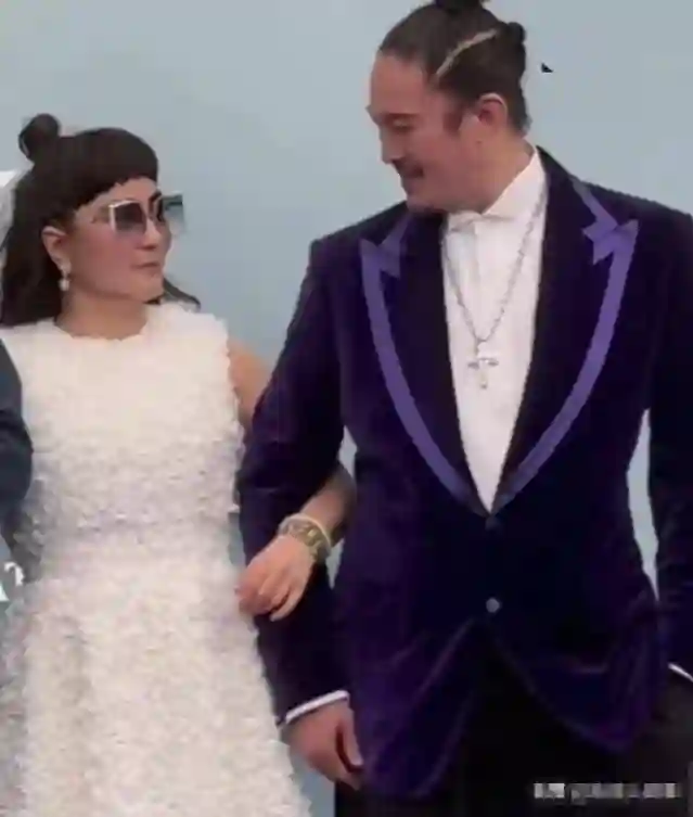 澳门这一天，舒淇深V领，刘嘉玲裸背装，却被胡杏儿的露腰装艳压