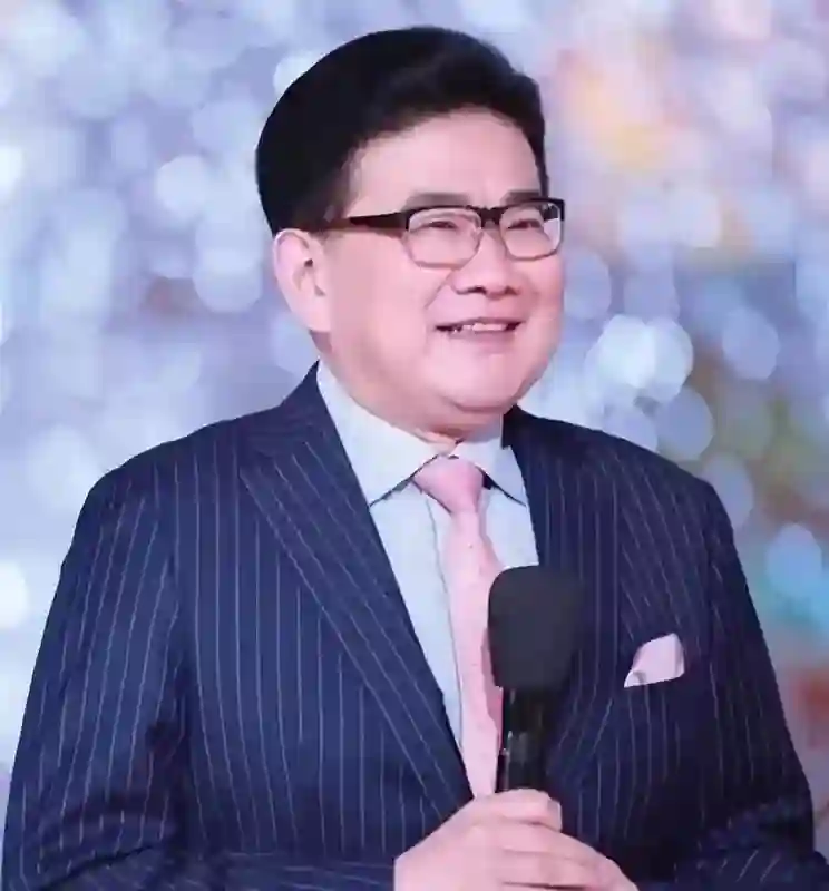 咸猪手、占C位：一张合照戳破白玉兰这晚的温情，难怪刘亦菲缺席