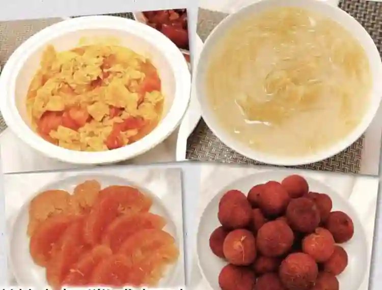 佘诗曼妈妈在家宴请众星，头发全白瘦了一圈，仍下厨做一桌家常菜