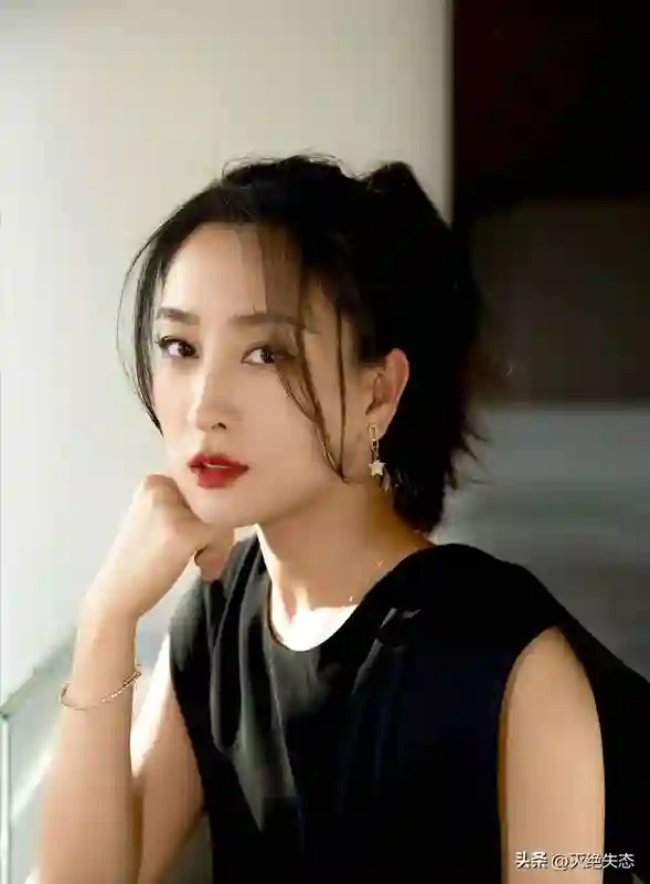 和孔令辉同居11年，穿泳装骑黑人背上的马苏，如今怎么样了？