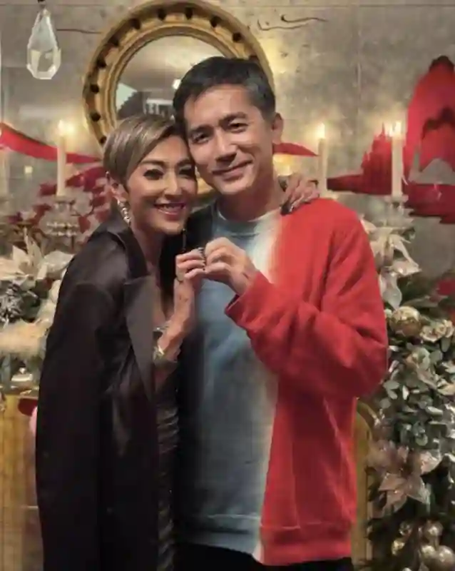 梁朝伟在两亿豪宅庆生，头发花白自然老去，身后柜子摆满古董花瓶