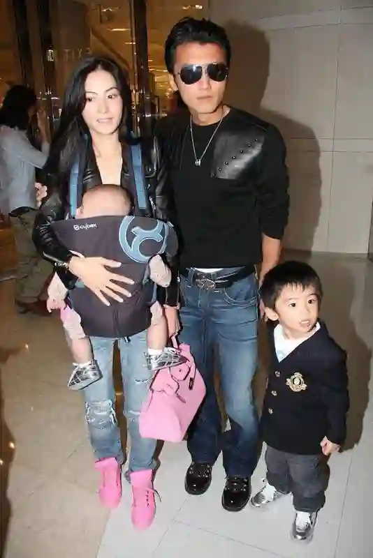 张柏芝晒娃：大儿子185cm沉稳酷哥，二儿子帅炸被称“男版柏芝”，幼子萌态抢镜最神秘！