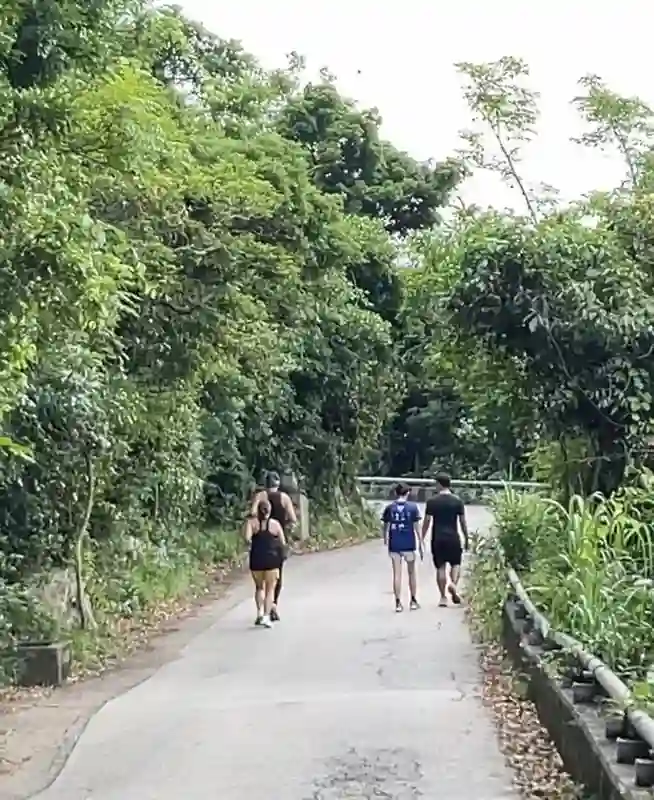 <em>70</em>岁周润发在香港爬山，面容沧桑了好多，皮肉松弛，气势依然很强