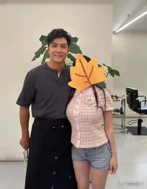 吴彦祖上海理发店又给顾客洗头，各行各业都干，就是不拍戏了