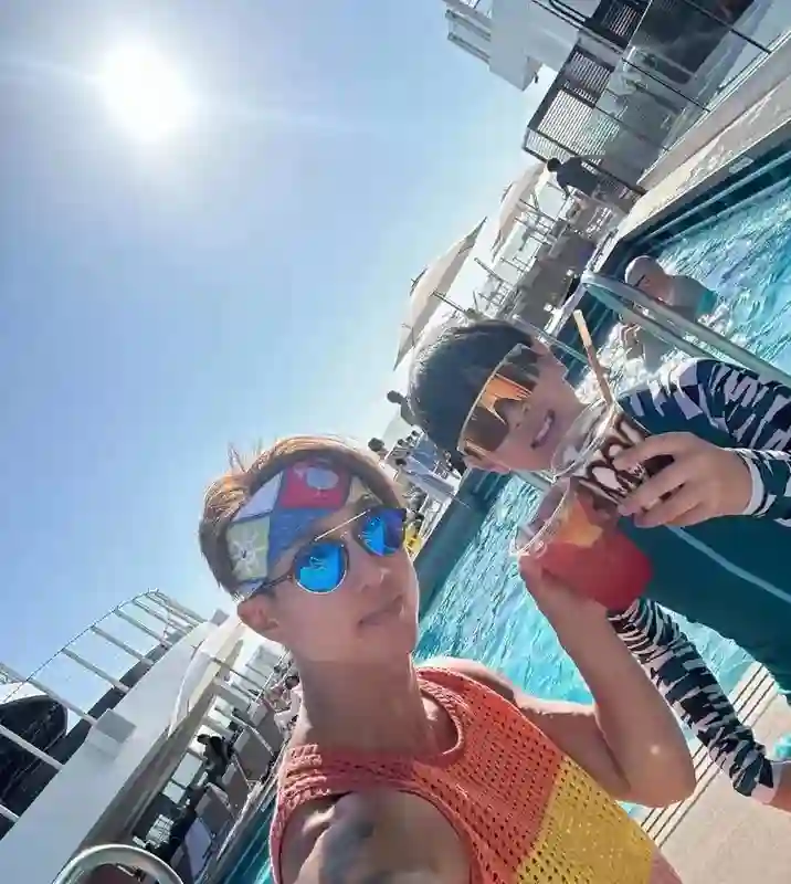 吴尊一家坐8层邮轮度假，在船上打网球，开卡丁车，14岁女儿超美